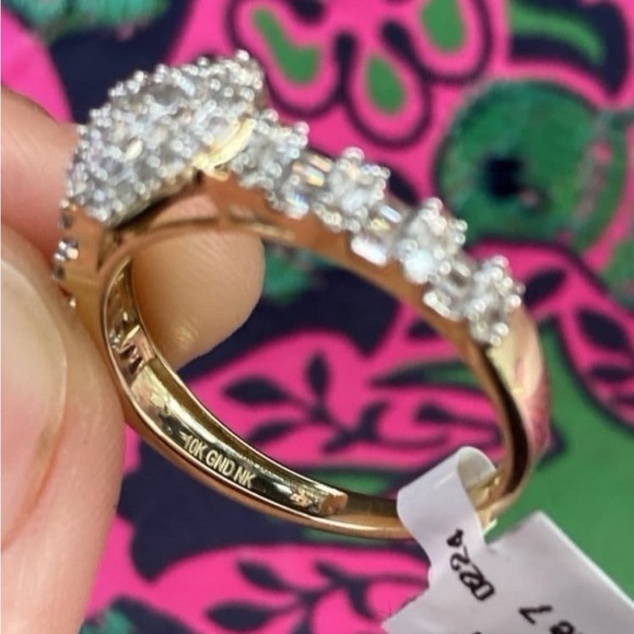 10k yellow gold/diamond ring - Picture 3 of 7